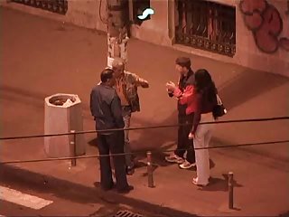 Hottie得到一个镜头炫耀她在舞台上的舞蹈动作