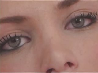 有好的自然山雀的金发碧眼的女人在她的网络摄影
