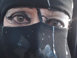 漂亮金发女郎与大山雀得到肛门性交