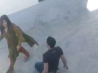 猥琐的贱人把它带在她纹身的阴户里